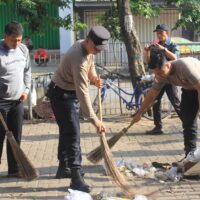 Dorong Indonesia Bersih, Polres Probolinggo Libatkan Warga dalam Aksi Bersih Lingkungan