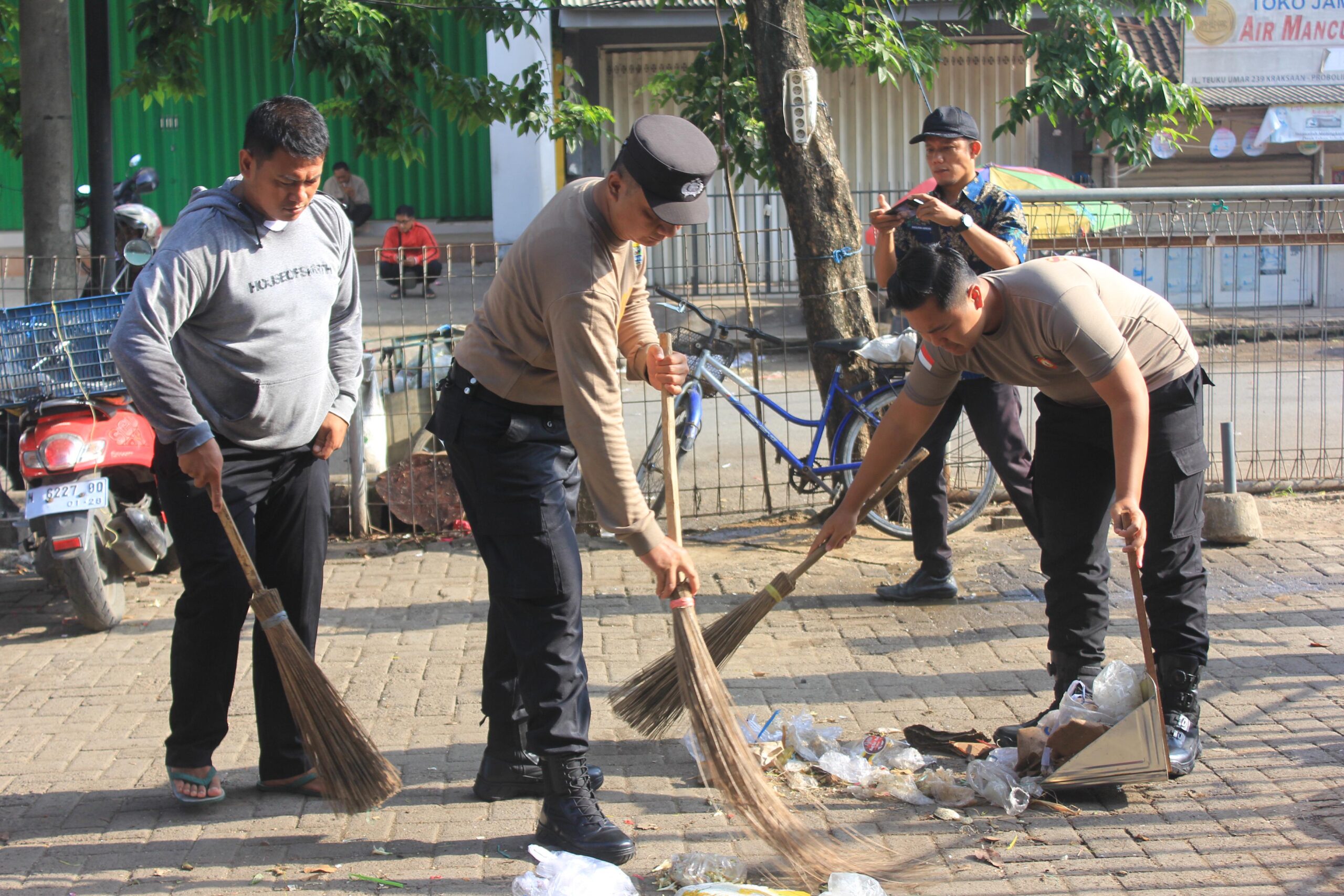 Dorong Indonesia Bersih, Polres Probolinggo Libatkan Warga dalam Aksi Bersih Lingkungan