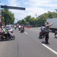 Di Tengah Padatnya Jalur Pantura Probolinggo, Polisi Hadir Pastikan Arus Tetap Lancar