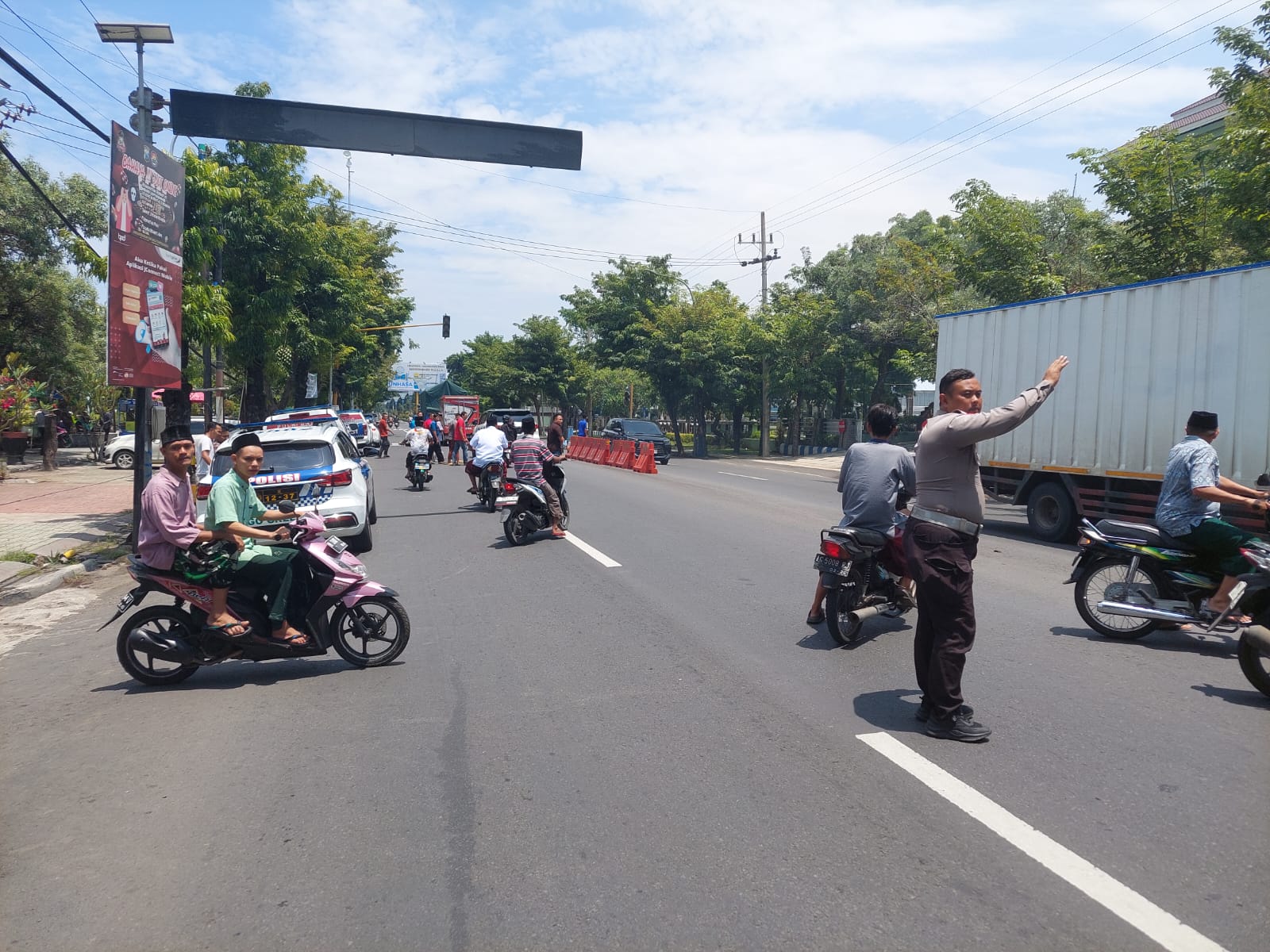 Di Tengah Padatnya Jalur Pantura Probolinggo, Polisi Hadir Pastikan Arus Tetap Lancar