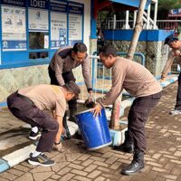 Polres Probolinggo Bersama Warga Percantik Destinasi Wisata Pantai Dukung Gerakan Indonesia Asri