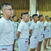 Babinsa Lakukan Pemantauan Distribusi Tabung Gas Saat Gelar Pasar Murah