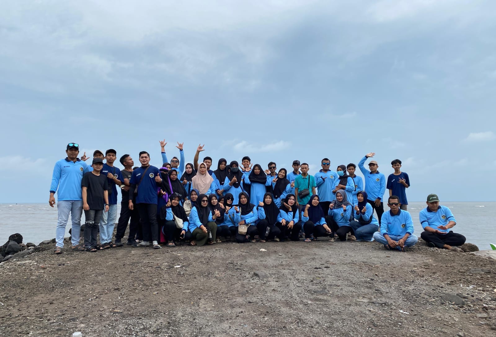 Dukung Lingkungan Sehat dan Program MBG, SPPG Pondok Kelor 2 Probolinggo Bersihkan Area Jalan hingga Pantai