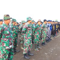 Mensukseskan Gerakkan Indonesia Asri, Koramil Kanigaran Bersama Sejumlah Pihak Membersihkan Pantai Mayangan Dari Sampah