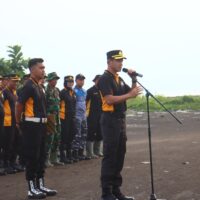 Kapolres Probolinggo Kota Pimpin Bersih-bersih Pantai Mayangan, Ajak Masyarakat Peduli Lingkungan