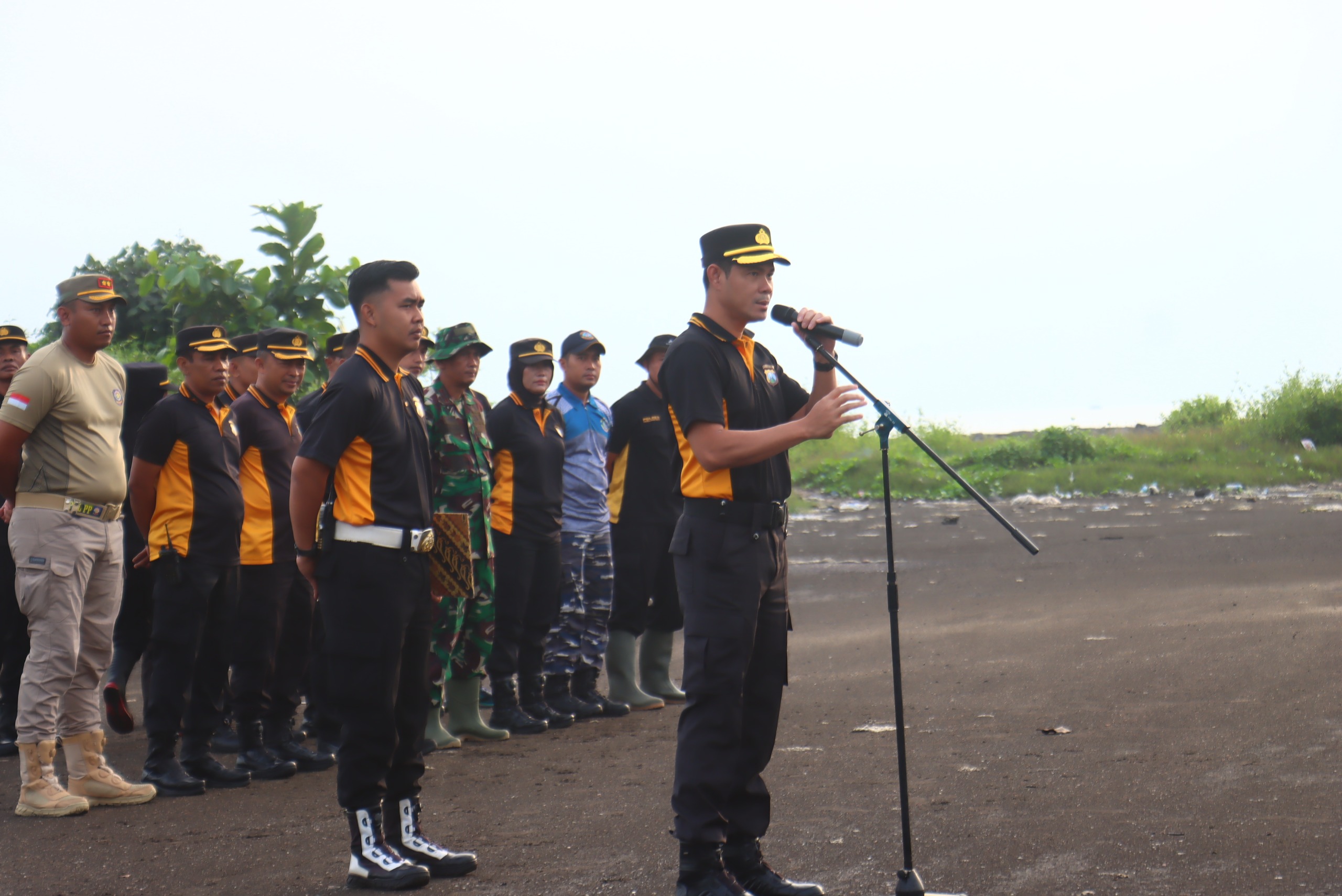 Kapolres Probolinggo Kota Pimpin Bersih-bersih Pantai Mayangan, Ajak Masyarakat Peduli Lingkungan