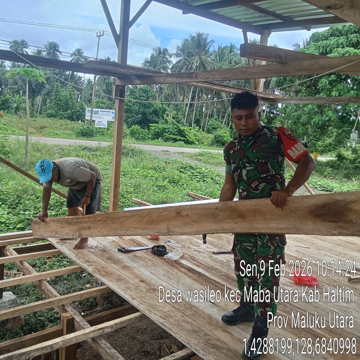 TNI Selalu di Hati Rakyat, Babinsa Koramil 1505-03/Maba Bantu Pembangunan Rumah Warga