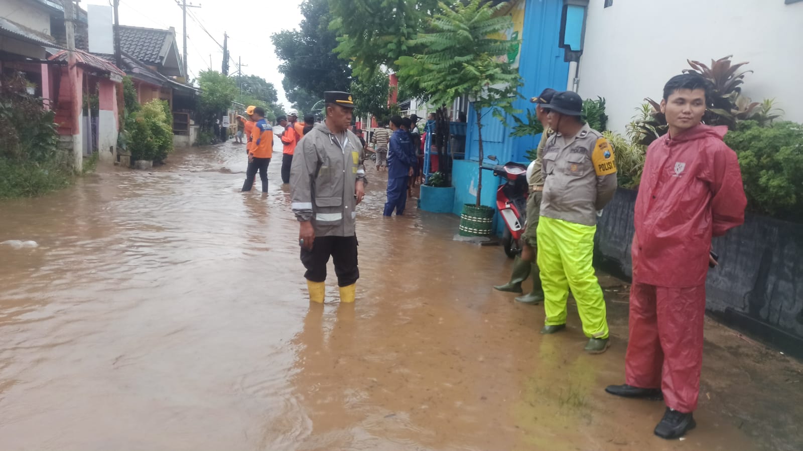 Respon Cepat Polres Probolinggo Tangani Banjir di Kecamatan Dringu
