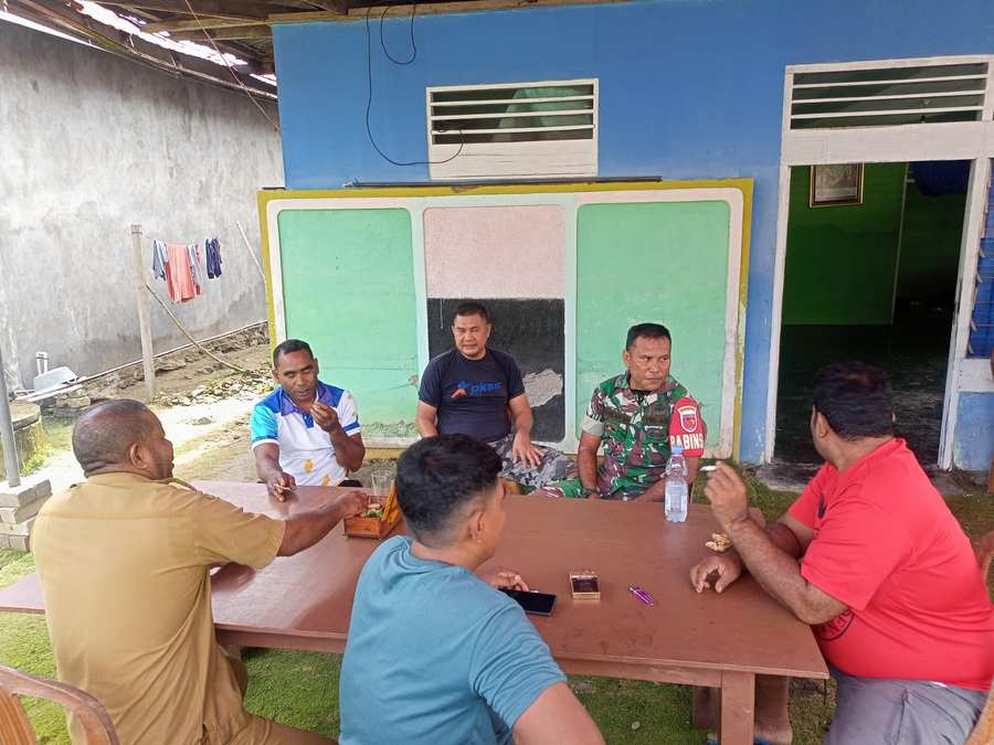 Babinsa Koramil 1505-01/Tidore Laksanakan Komsos Bersama Warga Desa Tosa Babinsa Koramil 1505-01/Tidore Laksanakan Komsos Bersama Warga Desa Tosa