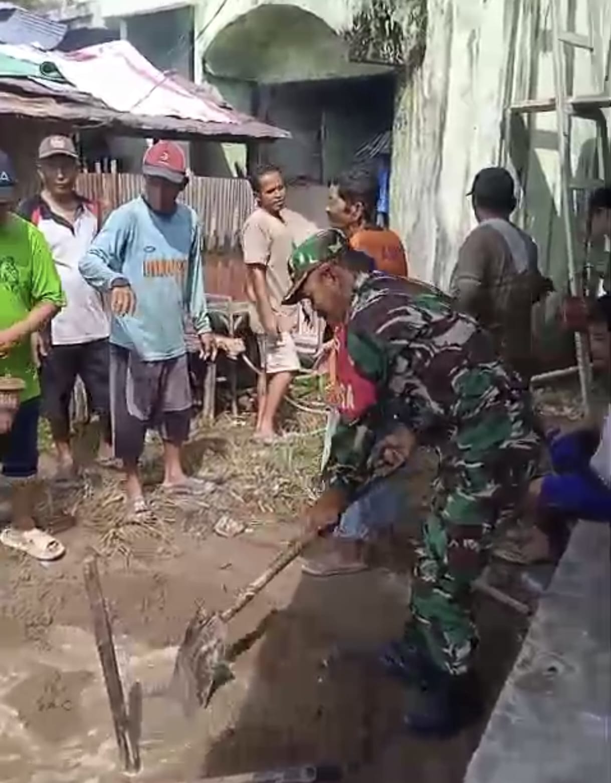 Babinsa Koramil 1002-01/BAS Bersama Warga Gotong Royong Bangun Langgar