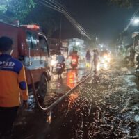 Sinergi Damkar dan BPBD Kabupaten Probolinggo Bersihkan Lumpur Sisa Banjir