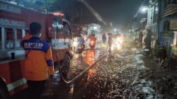 Sinergi Damkar dan BPBD Kabupaten Probolinggo Bersihkan Lumpur Sisa Banjir