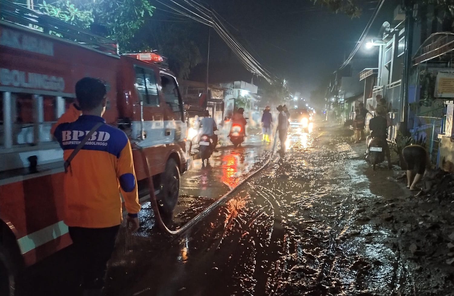 Sinergi Damkar dan BPBD Kabupaten Probolinggo Bersihkan Lumpur Sisa Banjir