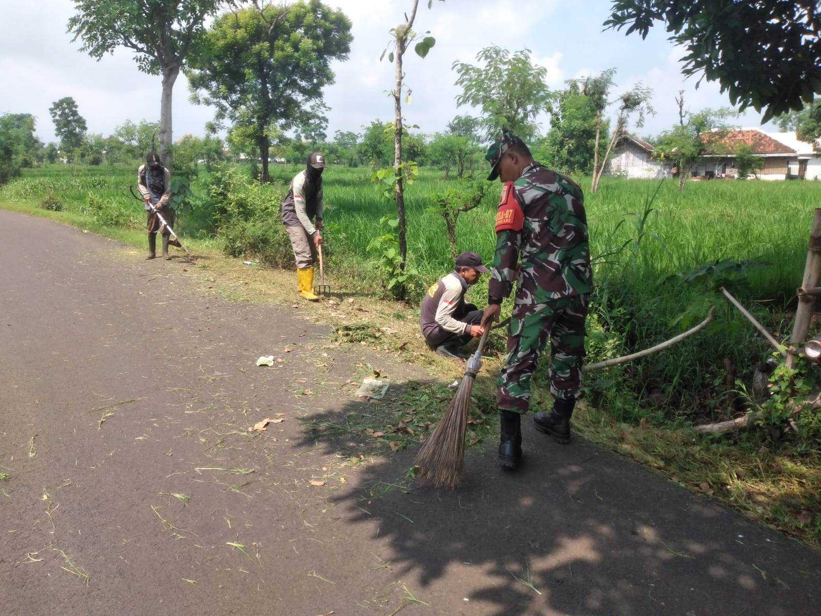 Koramil Wonomerto Mempelopori Kerja bakti Bersihkan Jalan Desa