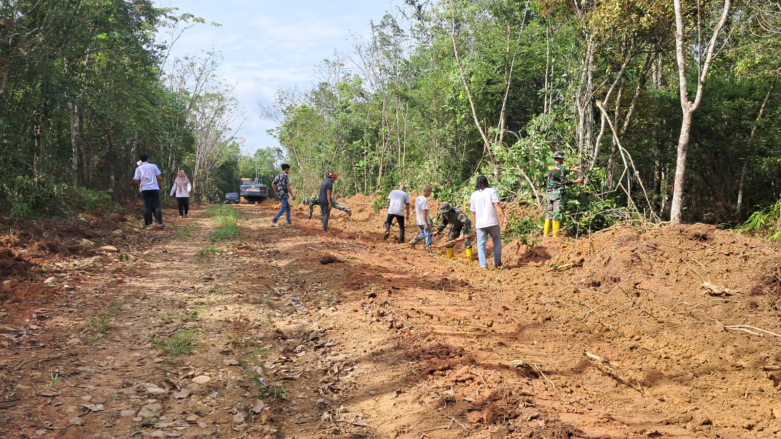 TMMD Ke-127 TA 2026 Kodim 1008/Tabalong Bangun Jalan 1.200 Meter di Desa Barimbun, Hasilnya Mulai Terlihat