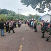 Personel Koramil 1505-04/Oba dan Polsek Oba Amankan Aksi Demo Warga