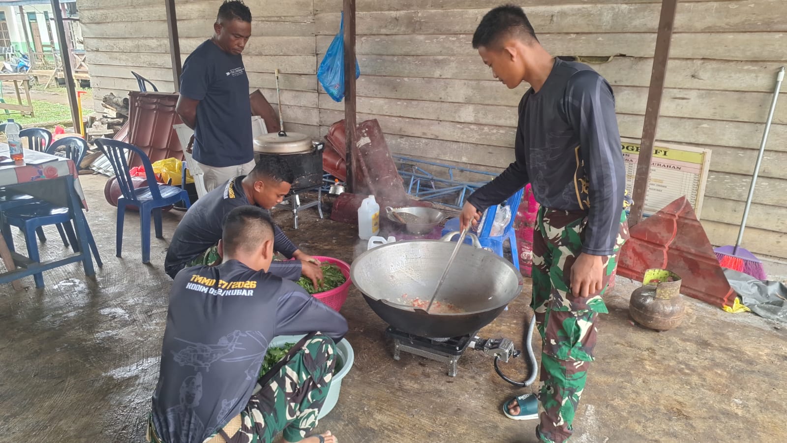 Dapur Umum TMMD Ke-127 Jadi Penopang Semangat Personel di Kampung Linggang Amer Dapur Umum TMMD Ke-127 Jadi Penopang Semangat Personel di Kampung Linggang Amer