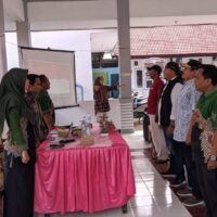 Babinsa Wonoasih Hadiri Pembinaan RT/RW dan Satlinmas, Tingkatkan Tertib Administrasi dan Kesiapsiagaan Warga