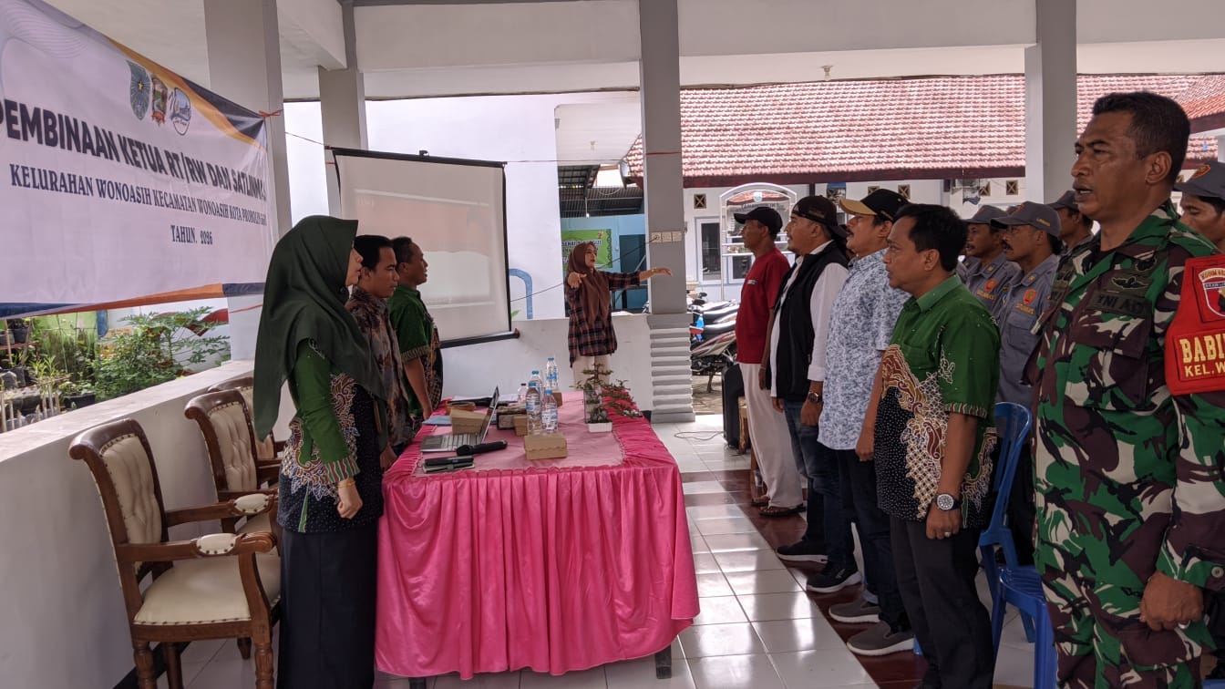 Babinsa Wonoasih Hadiri Pembinaan RT/RW dan Satlinmas, Tingkatkan Tertib Administrasi dan Kesiapsiagaan Warga