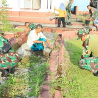 Aksi Jumat Bersih, Personil Kodim 1505/Tidore dan Masyarakat Bersihkan Lingkungan Masjid
