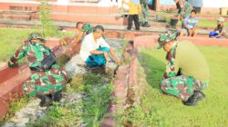 Aksi Jumat Bersih, Personil Kodim 1505/Tidore dan Masyarakat Bersihkan Lingkungan Masjid