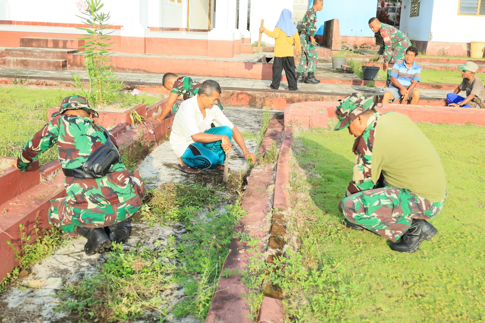 Aksi Jumat Bersih, Personil Kodim 1505/Tidore dan Masyarakat Bersihkan Lingkungan Masjid
