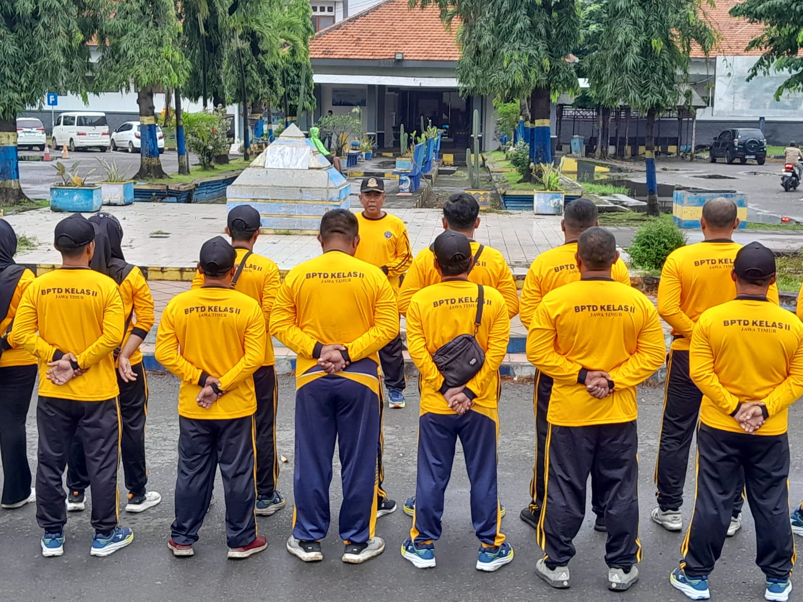 Petugas BPTD Jatim Bersihkan Lingkungan Terminal Bayuangga Dukung Gerakan indonesia ASRI