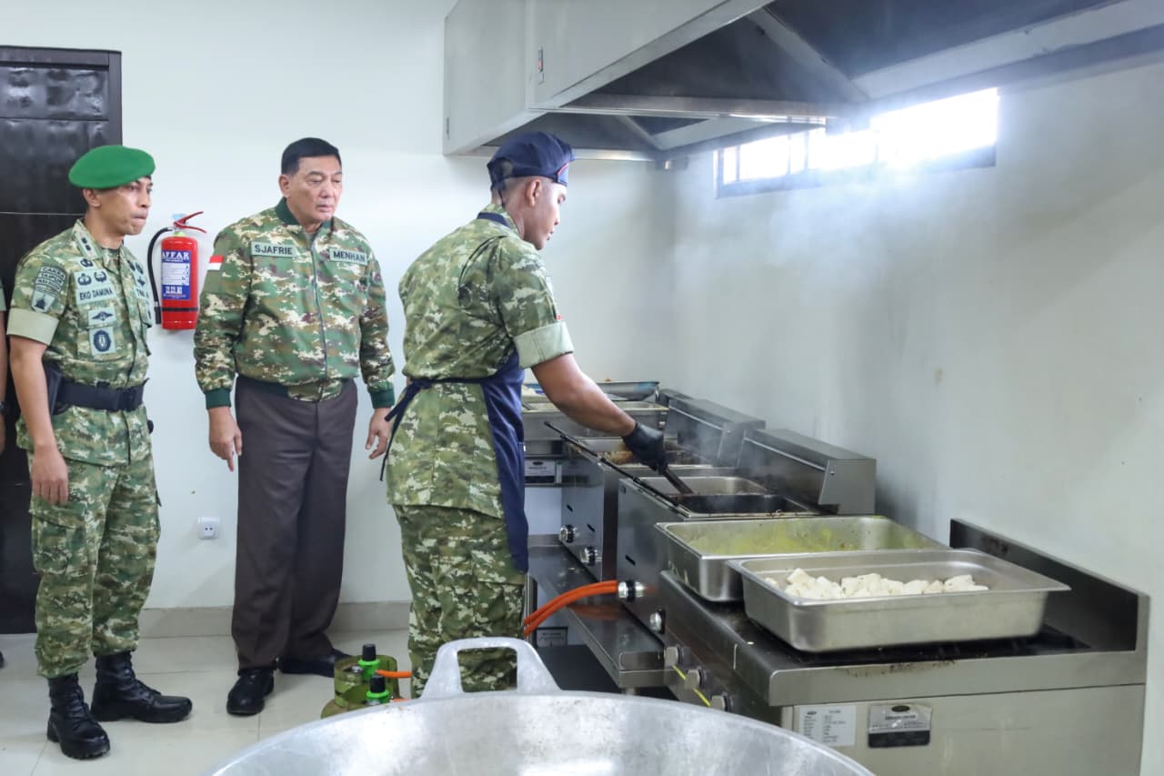 Wakil Panglima TNI Dampingi Menhan RI Kunjungi Yonif TP 852/ABY