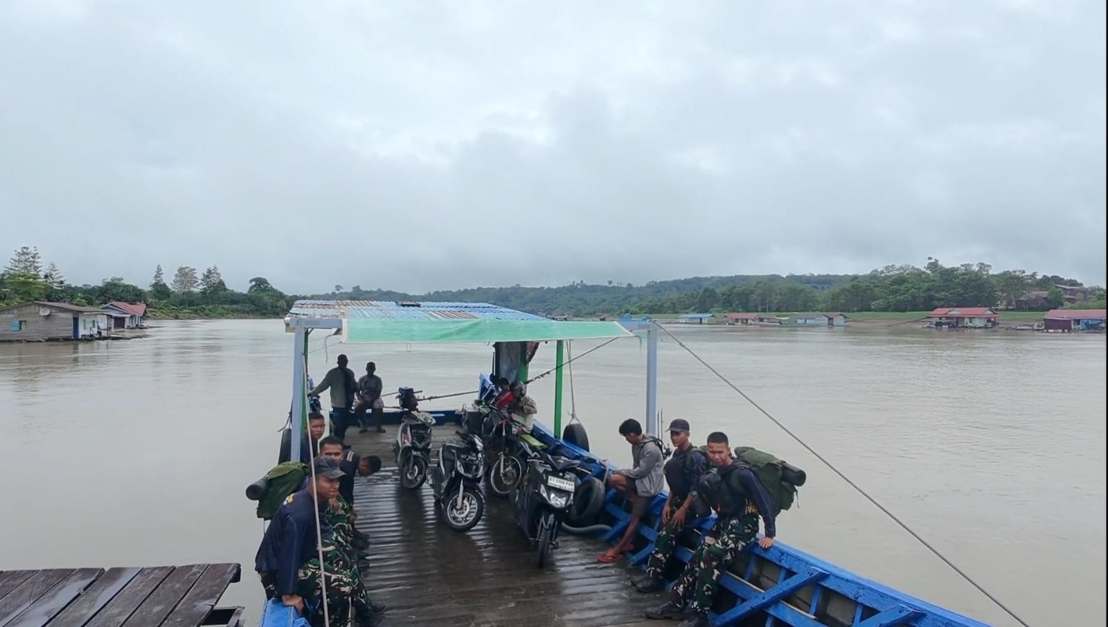 Warga Tering Lama dan Tering Lama Ulu Sambut Kedatangan Anggota Satgas TMMD Wiltas Ke-127 Warga Tering Lama dan Tering Lama Ulu Sambut Kedatangan Anggota Satgas TMMD Wiltas Ke-127