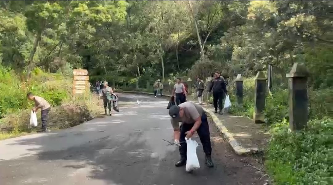 Mendukung Indonesia Asri, Polres Probolinggo Laksanakan Bersih-Bersih Bromo