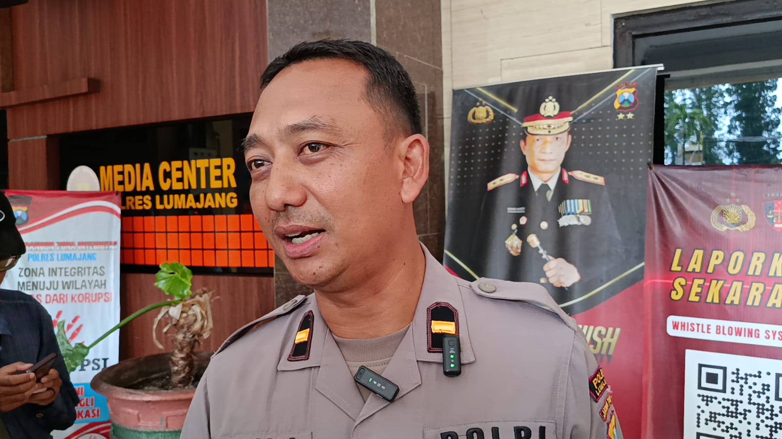 POLRES LUMAJANG UNGKAP DUGAAN PENYALAHGUNAAN BBM BERSUBSIDI; PENYIDIK MASIH DALAMI ALUR DISTRIBUSI POLRES LUMAJANG UNGKAP DUGAAN PENYALAHGUNAAN BBM BERSUBSIDI; PENYIDIK MASIH DALAMI ALUR DISTRIBUSI