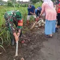 Koramil Wonoasih Bersama Sejumlah Pihak Melaksanakan Aksi Bersih-Bersih Di TPS Sumbertaman