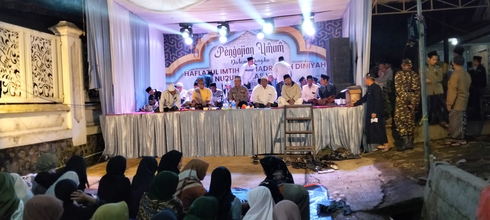 Patroli Malam Humanis, Kapolsek Sumber Dialog Langsung dengan Warga Kalicilik Saat Imtihan Masjid Patroli Malam Humanis, Kapolsek Sumber Dialog Langsung dengan Warga Kalicilik Saat Imtihan Masjid