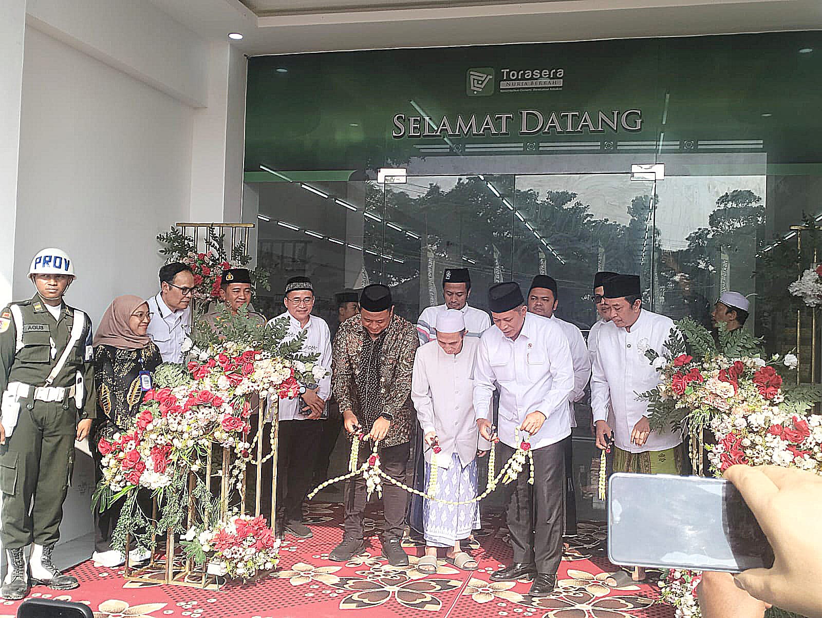 Memperkuat Ekonomi Kerakyatan, Danramil Paiton Menghadiri Peresmian Torasera di Ponpes Nurul Jadid