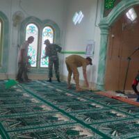 Semangat Kebersamaan, Babinsa dan Warga Kasarangan Gotong Royong Sambut Ramadhan 1447 H