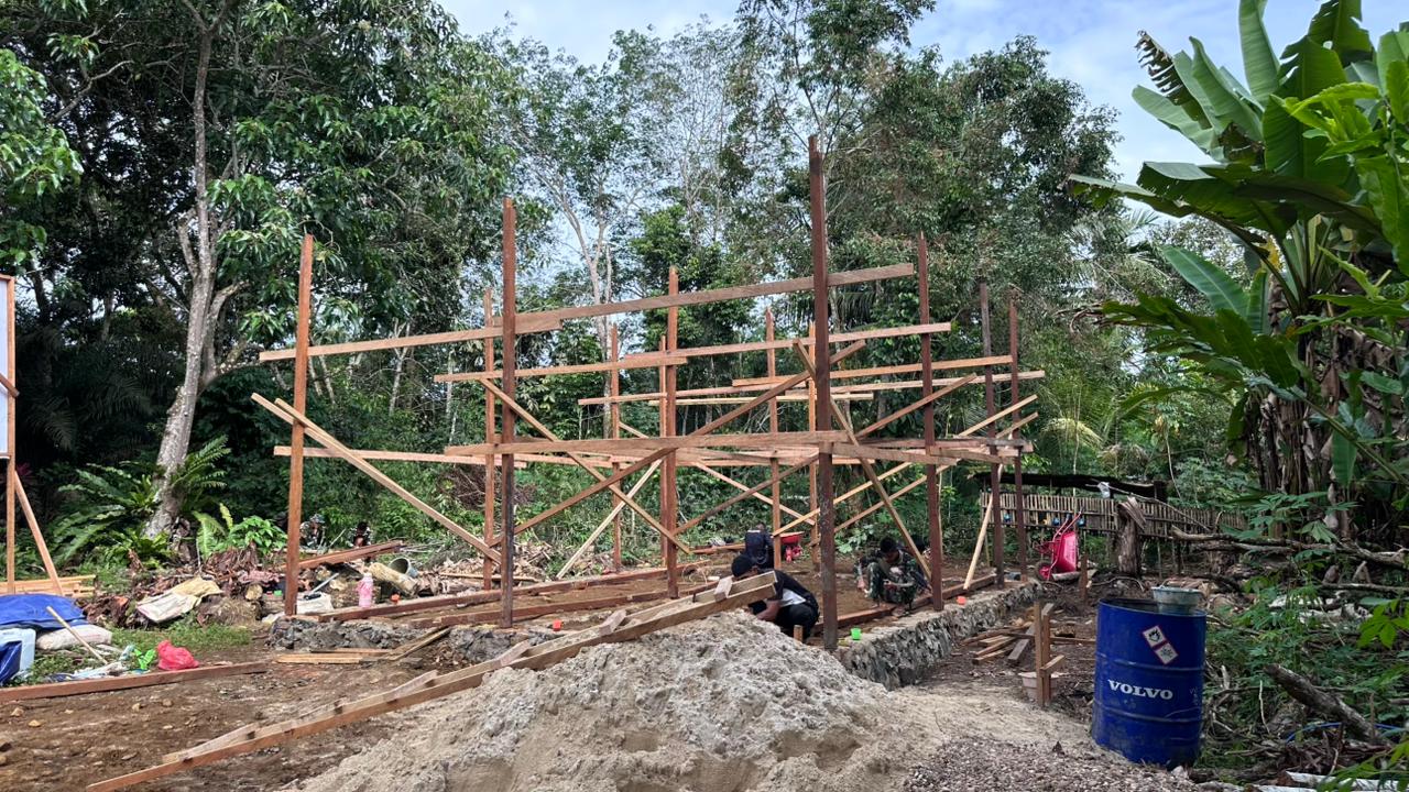 Hunian Layak Kian Nyata, Tiang dan Sloof Atas RTLH Dipasang