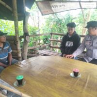 Anggota Polsek Jatiroto Imbau Pemilik Kerbau Patuhi UU Lalu Lintas Demi Keselamatan Pengguna Jalan