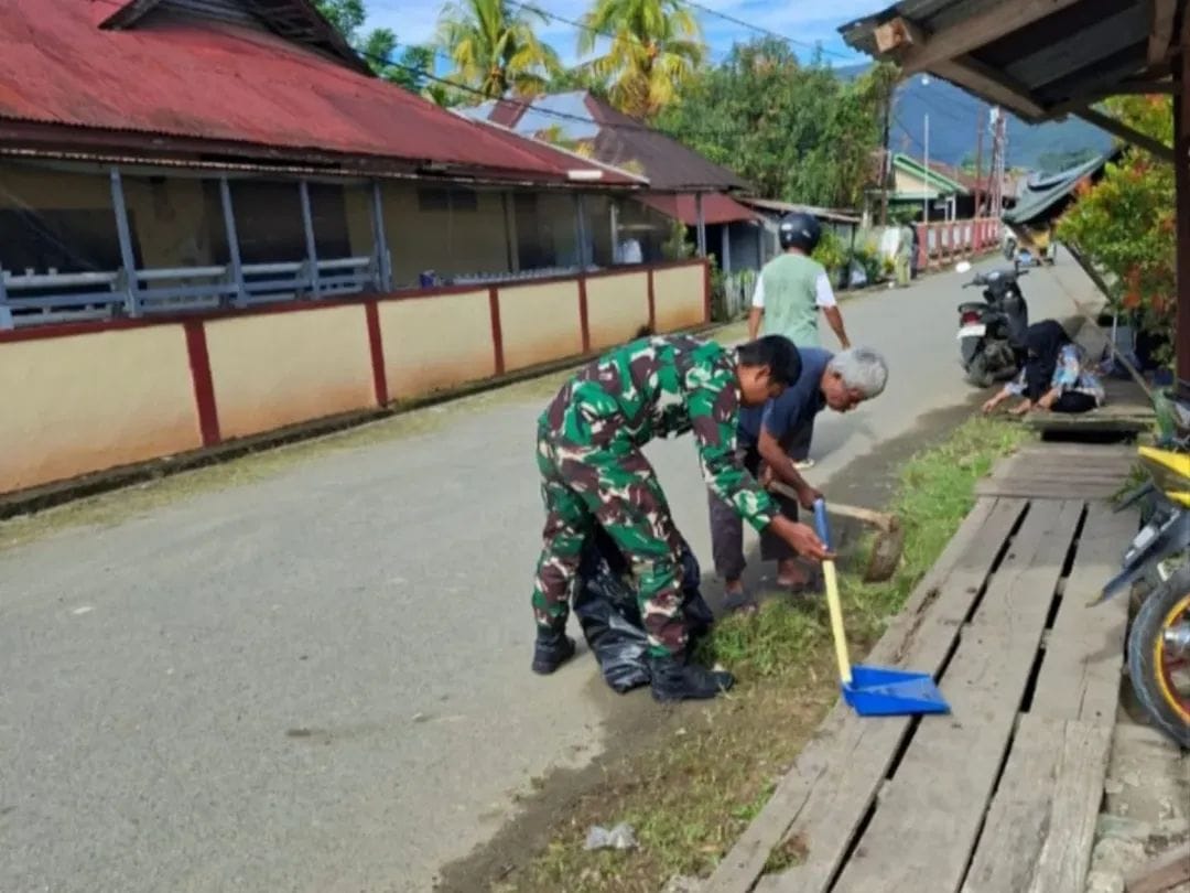 Babinsa Koramil 1505-03/Maba Ajak Warga Bersihkan Lingkungan Menjelang Ramadhan