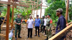 Dansatgas TMMD Wiltas Ke-127 Bersama Kabid Perkim Tinjau Progres RTLH di Linggang Amer