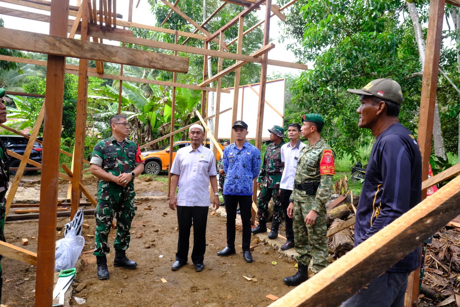 Dansatgas TMMD Wiltas Ke-127 Bersama Kabid Perkim Tinjau Progres RTLH di Linggang Amer