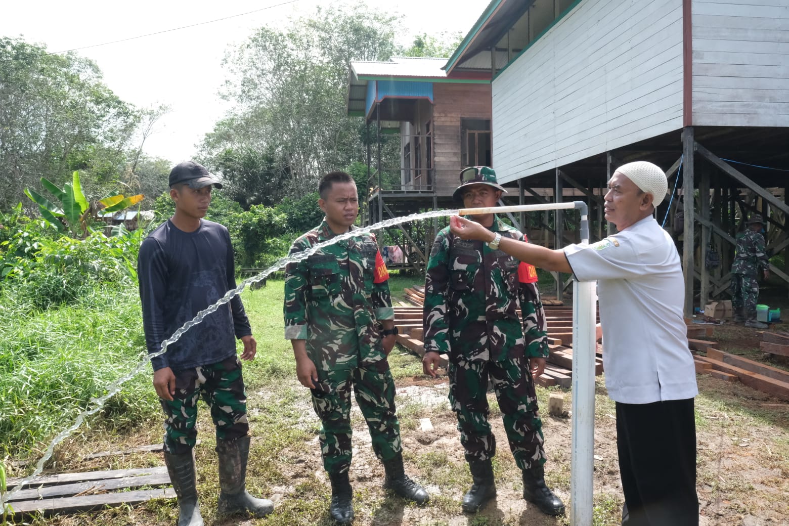 Pasiter Kodim 0912/Kubar Bersama Kabid Perkim Tinjau Sasaran Sumur Bor (TMAB) dan MCK di Kampung Tering Pasiter Kodim 0912/Kubar Bersama Kabid Perkim Tinjau Sasaran Sumur Bor (TMAB) dan MCK di Kampung Tering