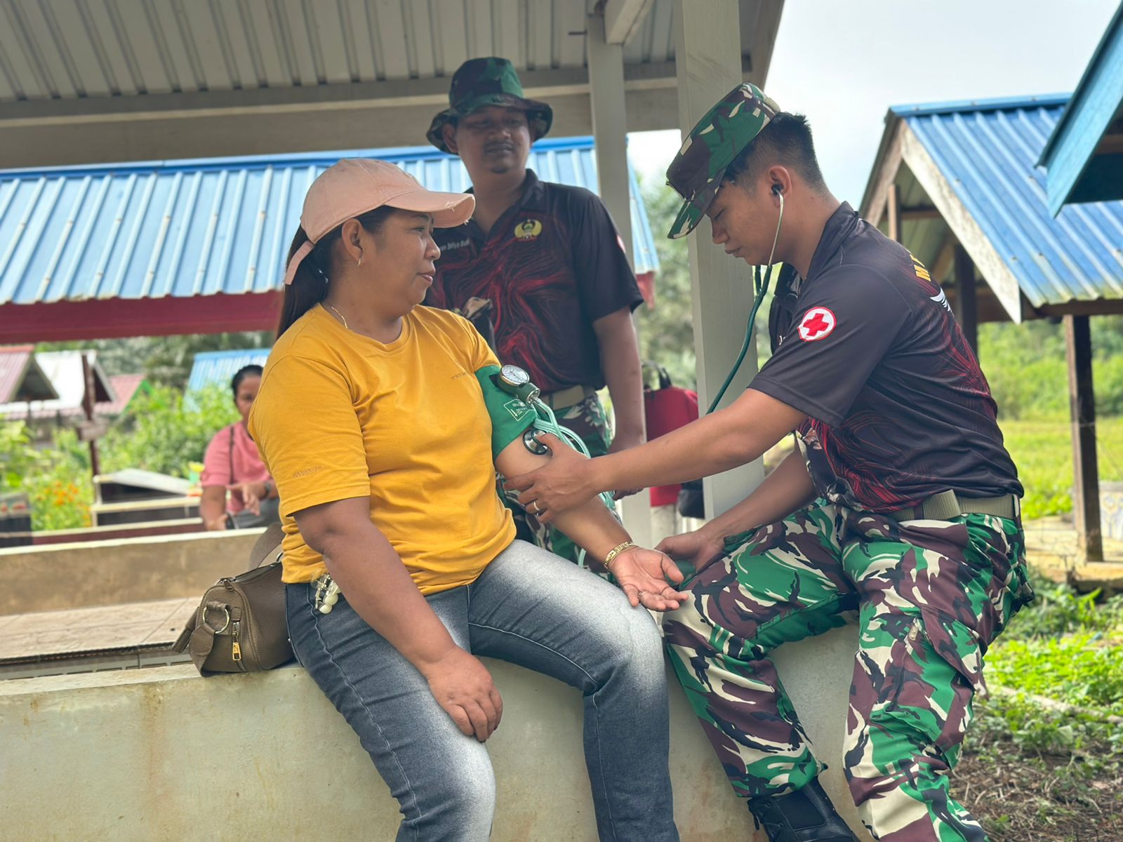 Di Balik Pembangunan, Ada Kepedulian Kesehatan dari Satgas TMMD Di Balik Pembangunan, Ada Kepedulian Kesehatan dari Satgas TMMD