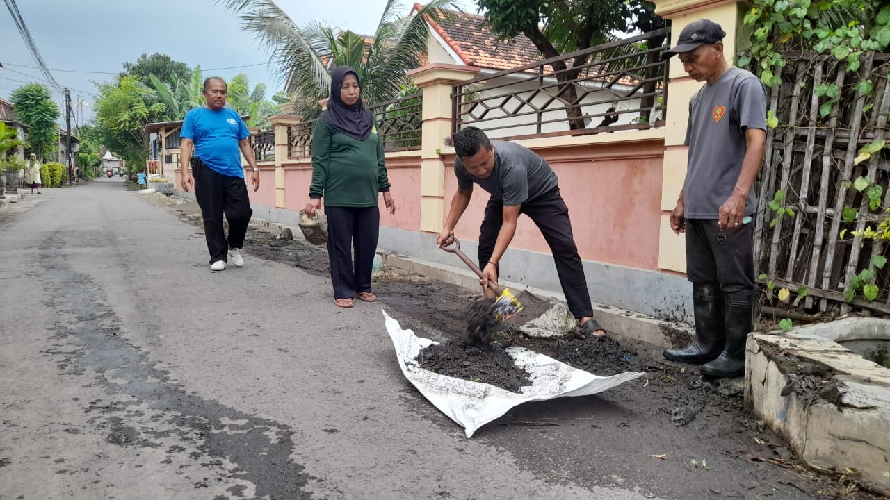 Antisipasi Banjir di Tengah Curah Hujan Tinggi, RW 01 Jrebeng Kidul Kompak Gelar “Gotku Resik” Bersama BPBD Antisipasi Banjir di Tengah Curah Hujan Tinggi, RW 01 Jrebeng Kidul Kompak Gelar “Gotku Resik” Bersama BPBD