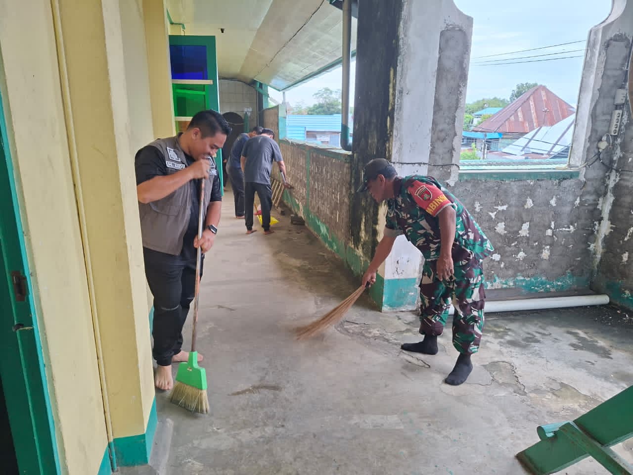 Koramil 1002-06/Barabai Bersama Forkopimcam Gelar Karya Bakti Pembersihan Masjid Koramil 1002-06/Barabai Bersama Forkopimcam Gelar Karya Bakti Pembersihan Masjid