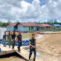 Meski Jauh dari Masjid, Satgas TMMD Wiltas Ke-127 Tetap Tunaikan Sholat Jumat