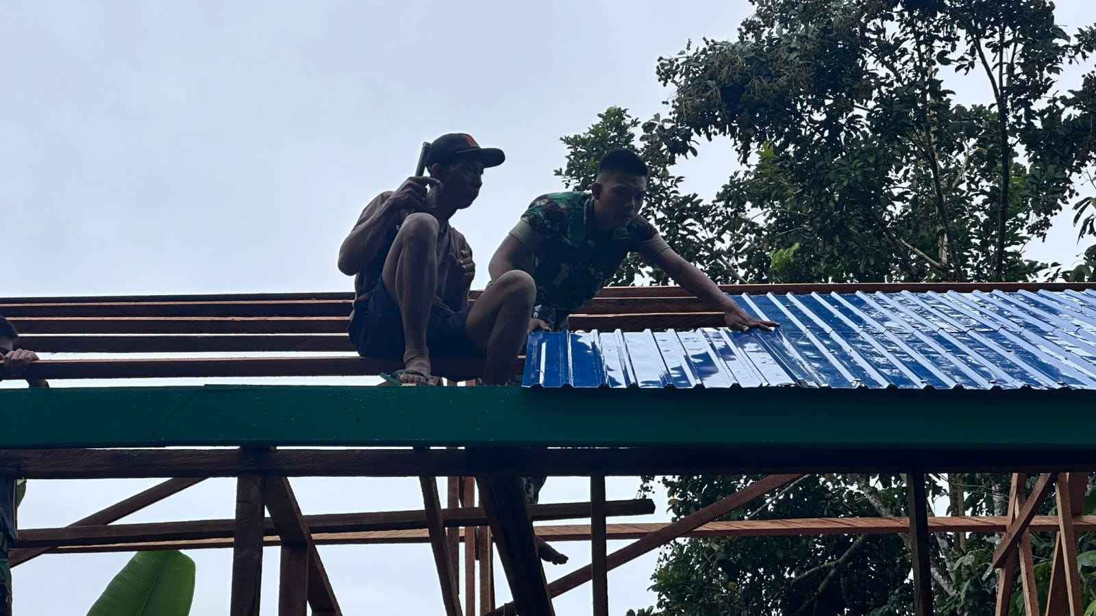 Progres Nyata TMMD Ke-127, Atap RTLH Mulai Terpasang Progres Nyata TMMD Ke-127, Atap RTLH Mulai Terpasang