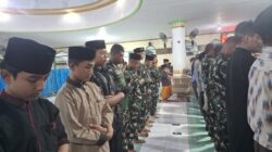 Walaupun Sibuk Bangun Desa, Anggota Satgas TMMD Tetap Prioritaskan Kewajiban Beribadah