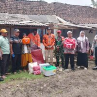 Koramil 0820/23 Gading Bersama Sejumlah Pihak Salurkan Bantuan Kepada Warga Terdampak Bencana