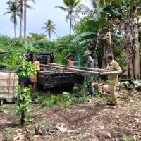 Personel TMMD Ke-127 Kodim 1514/Morotai Pasang Mesin Bor Air di Desa Falila