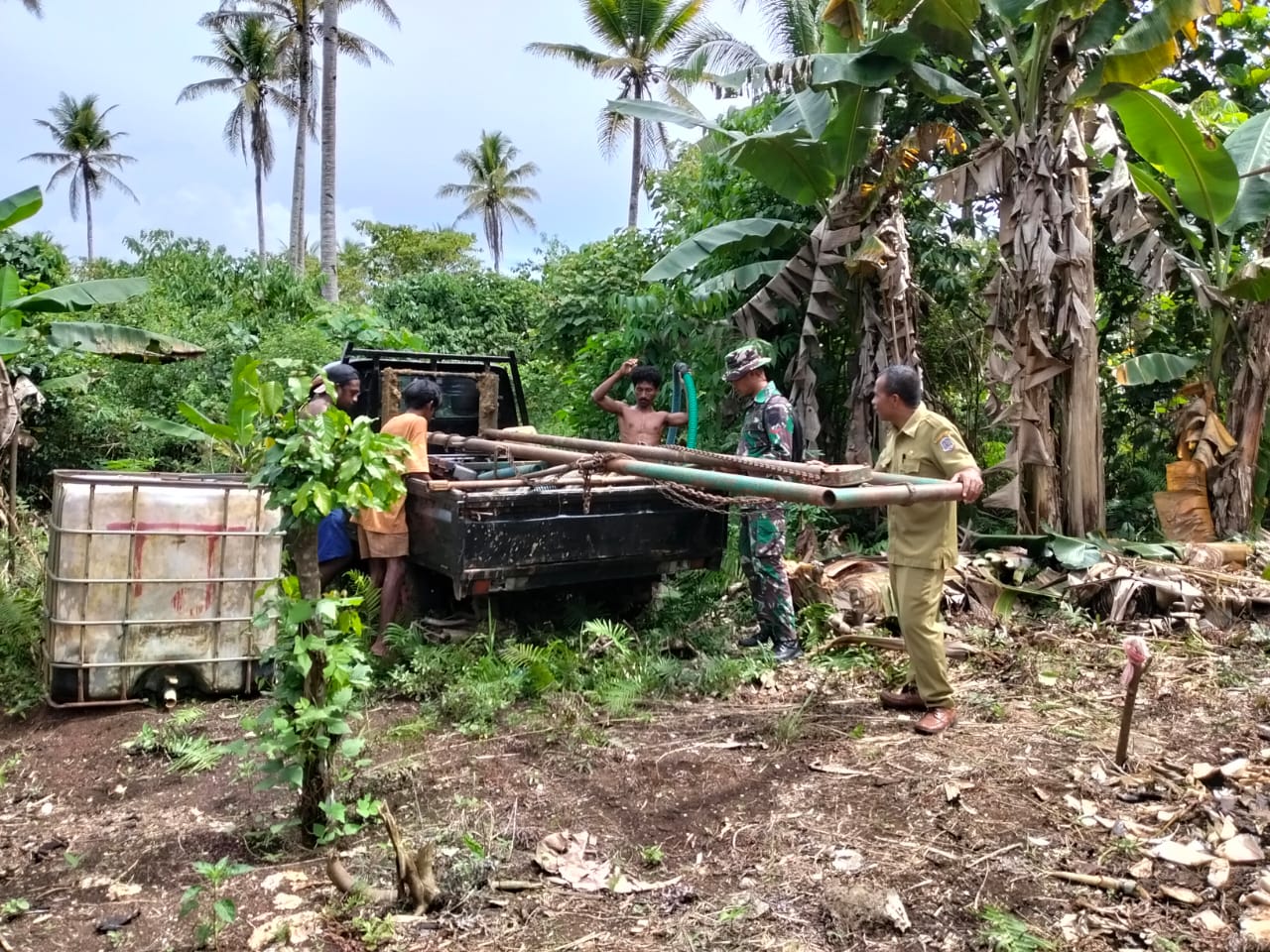 Personel TMMD Ke-127 Kodim 1514/Morotai Pasang Mesin Bor Air di Desa Falila Personel TMMD Ke-127 Kodim 1514/Morotai Pasang Mesin Bor Air di Desa Falila